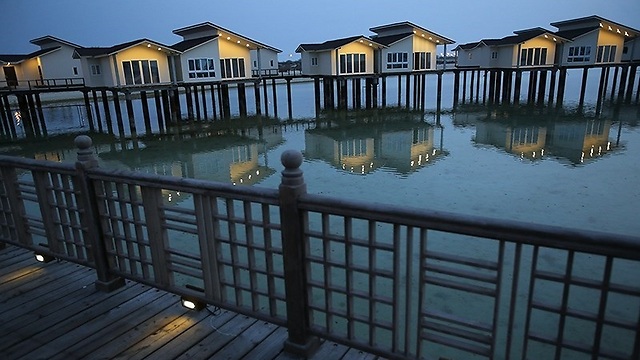מרכזי קניות ומלונות מפוארים. מלון מעל המים באי קיש (צילום: Hossein Tahouri) (צילום: Hossein Tahouri)