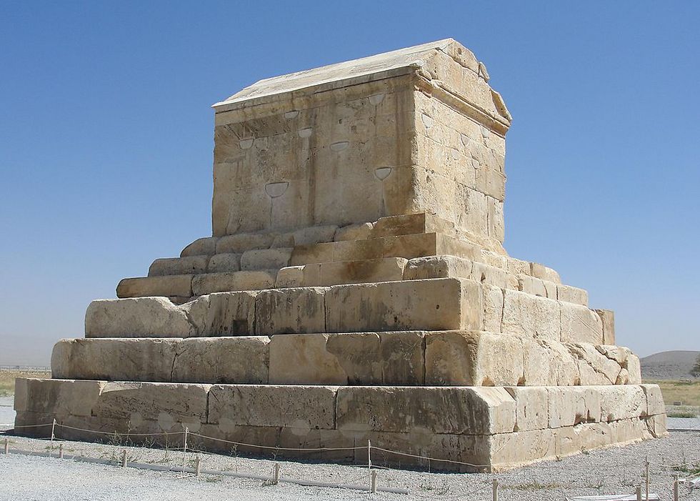 קברו של כורש בעיר העתיקה פסארגאדה ()