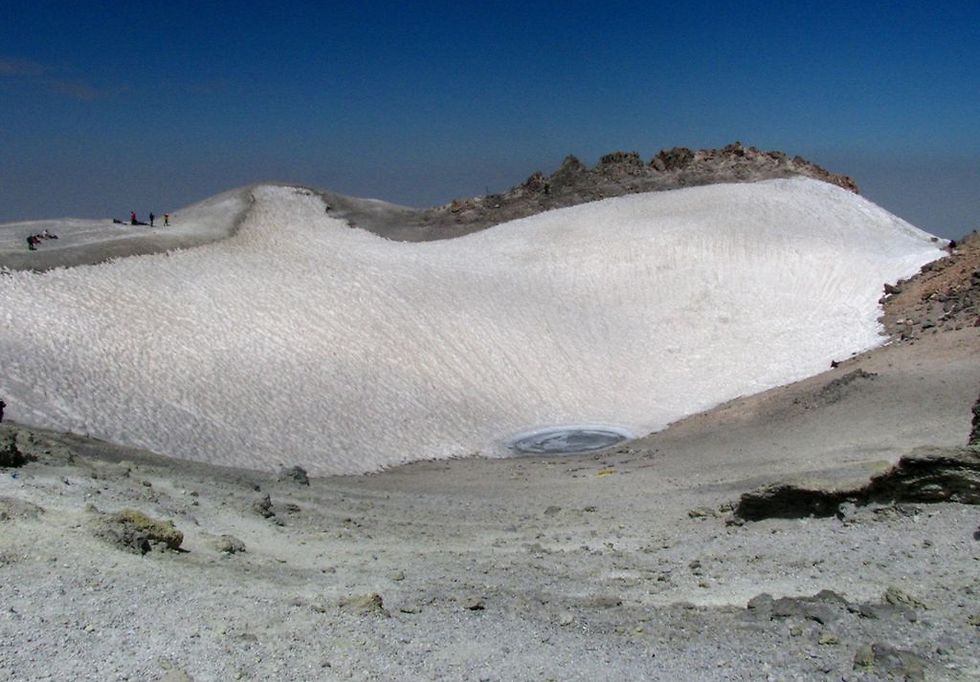 מעיינות חמים ואתרי סקי. לוע ההר דמאוונד (צילום: M Samadi) (צילום: M Samadi)