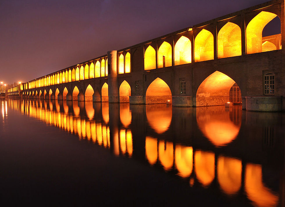 מתחת לגשר פועל בית תה מפורסם. גשר סי-או-סה פול בלילה (צילום: Reza Haji-pour) (צילום: Reza Haji-pour)
