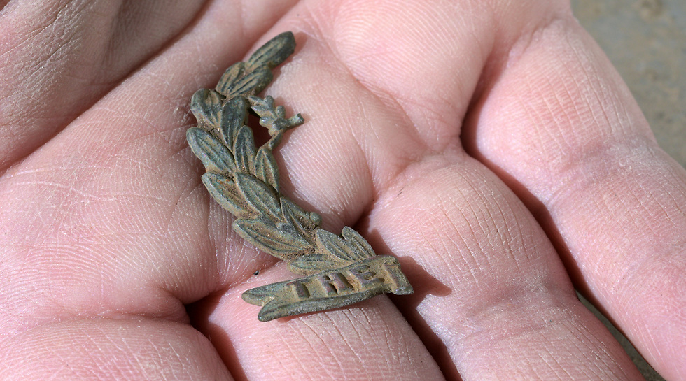 Fragment of a cap insignia of the British Norfolk Regiment. (Photo: Clara Amit, IAA)