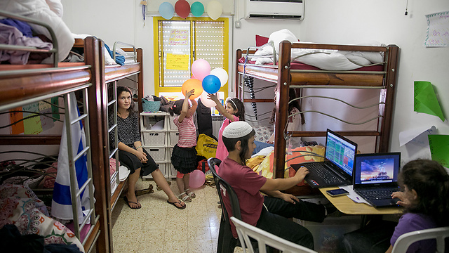 Amona evacuees living in Ofra youth hostels (Photo: Ohad Zwigenberg) (Photo: Ohad Zwigenberg)