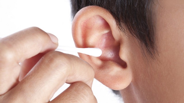34 ילדים נפגעים מדי יום. ניקוי בקיסמי אוזניים (צילום: shutterstock) (צילום: shutterstock)