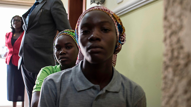 עדיין לא פגשו את ההורים שלהן. חלק מהנערות הניגריות החטופות (צילום: AFP) (צילום: AFP)