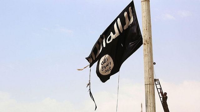 ארגון הטרור מאבד עוד ועוד שטחים. דגל דאעש מורד מסכר טבקה בסוריה (צילום: AP) (צילום: AP)