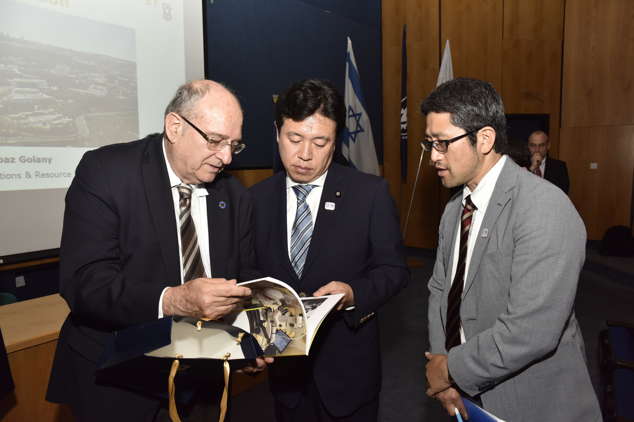 Президент Техниона с японскими гостями. Фото: Шарон Цур, пресс служба Техниона. 