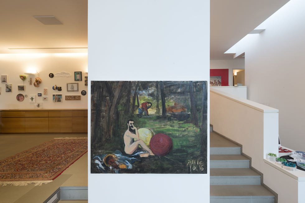 ציור של איל אדלר קלנר, במבט מכיוון הגינה אל המדרגות המובילות לחדרים הפרטיים. האוסף מוצג באופן שמעורר חשק למלא את הבית באמנות (צילום: גדעון לוין)