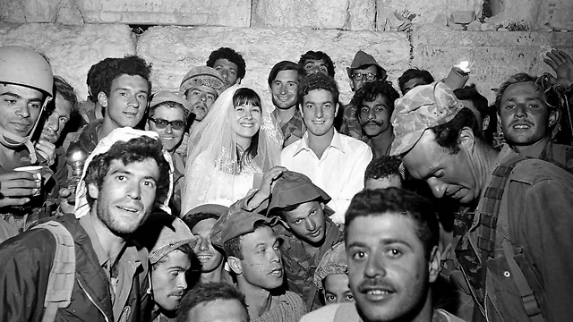 A paratrooper who took part in unifying Jerusalem is married at the Western Wall (Photo: Aharon Zukerman/GPO)