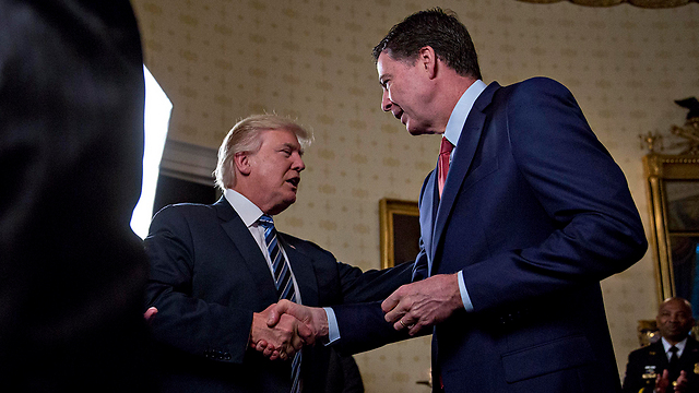 ראש ה-FBI טען שהודח בגלל חקירת הקשרים עם רוסיה. קומי וטראמפ (צילום: gettyimages) (צילום: gettyimages)