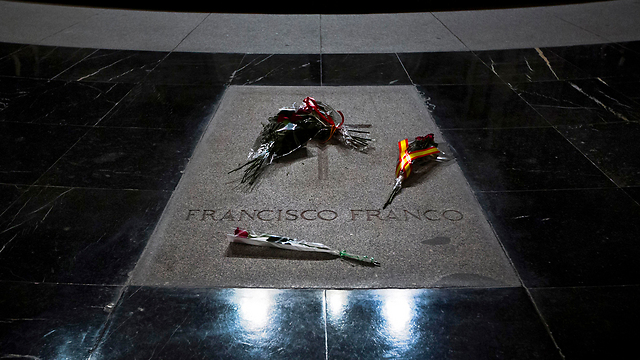 מצבתו של פרנקו במאוזוליאום בספרד  (צילום: AP) (צילום: AP)