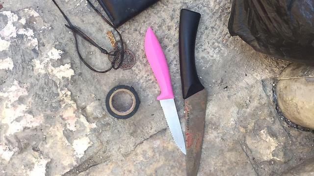 הסכין בזירת הפיגוע (צילום: דוברות המשטרה) (צילום: דוברות המשטרה)