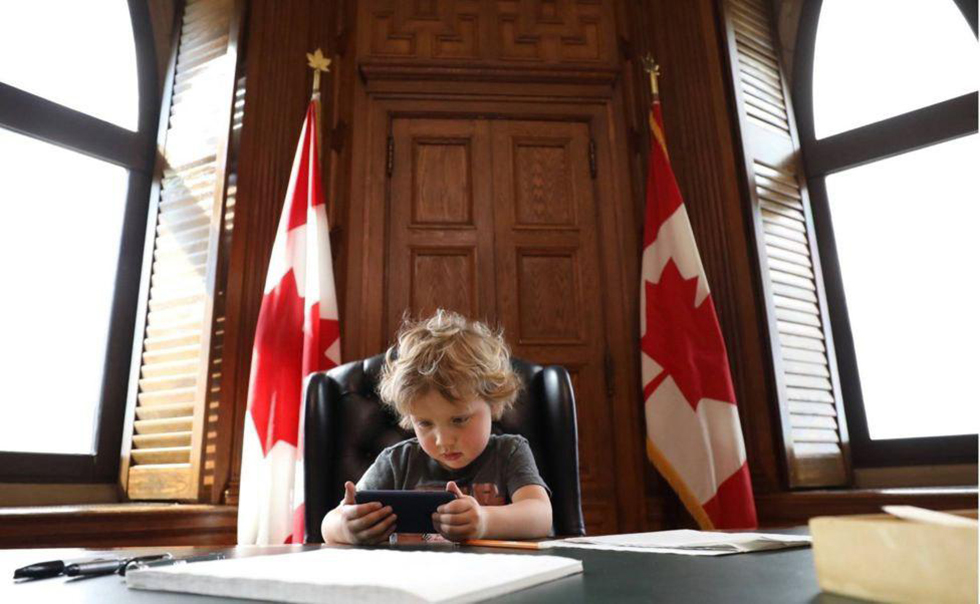 על כיסא ראש הממשלה (מתוך דף הפייסבוק של ראש ממשלת קנדה ג'סטין טרודו) (מתוך דף הפייסבוק של ראש ממשלת קנדה ג'סטין טרודו)