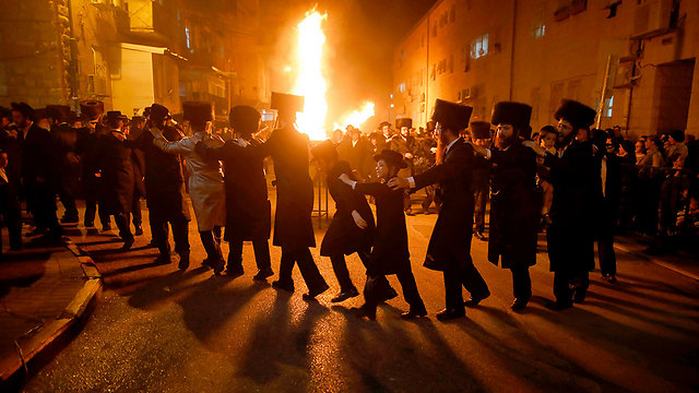 מדורה במאה שערים בירושלים, אמש (צילום: AFP) (צילום: AFP)