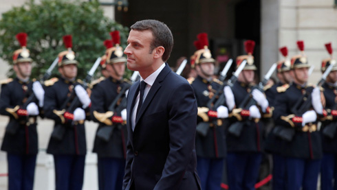 עמנואל מקרון מגיע לטקס השבעתו לנשיא בחליפה במחיר הצנוע של 450 יורו (צילום: Reuters)