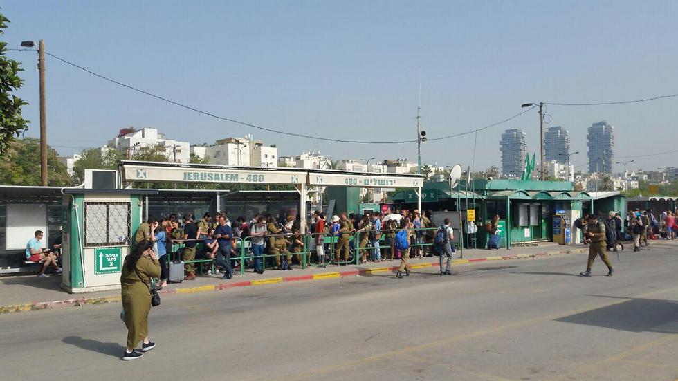 התור לקו 480 לירושלים במסוף ארלוזורוב בתל אביב, הבוקר (קרדיט: עידו עפרוני, תחבורה בדרך שלנו) (קרדיט: עידו עפרוני, תחבורה בדרך שלנו)