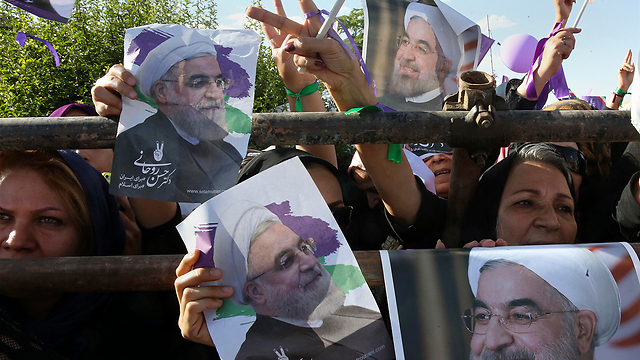 האיראנים יתנו מנדט נוסף לנשיא שלהם? תומכי רוחאני באספהאן (צילום: AP) (צילום: AP)