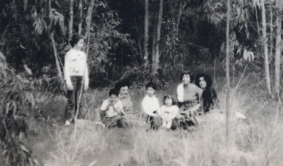 ערמוני (שנייה מימין) עם גאולה כהן (ראשונה מימין) ובנה צחי הנגבי (במרכז). למטה: מספרת על ביקוריה בכלא עכו (צילום רפרודוקציה: אביגיל עוזי)