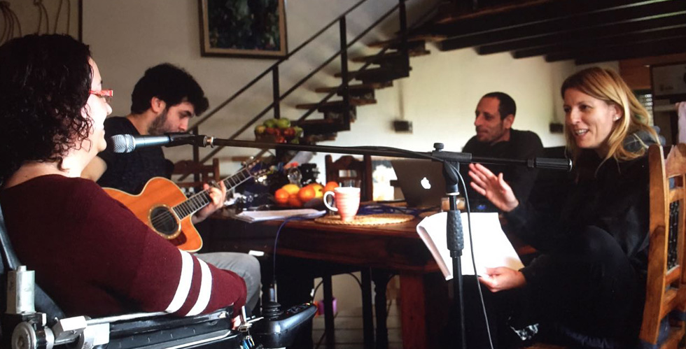 פיטוסי (משמאל) עובדת על הדיסק עם דנה ברגר (מימין) והנגנים. למטה: הסרטון שמלווה את הקמפיין שלה בהדסטארט (צילום: איתן דותן)