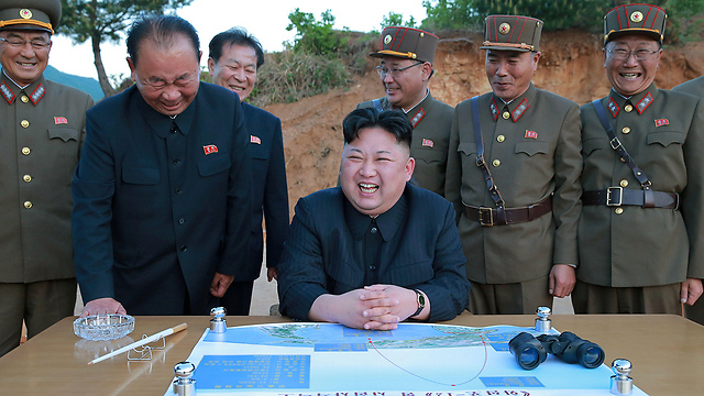שליט צפון קוריאה קים ג'ונג און בוחן את שיגור הטיל, שלשום (צילום: רויטרס) (צילום: רויטרס)