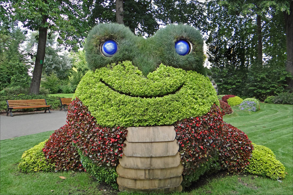 אחד מפסלי הצמחייה ב"גני קאדופו", עבודה של קלוד פונטי (2013) שנוצרה במסגרת אירועי הקיץ של "נסיעה לנאנט", וכללה דמויות שונות לאורך מסלול ההליכה בפארק העירוני (צילום: Jean-Pierre Dalbéra, cc)