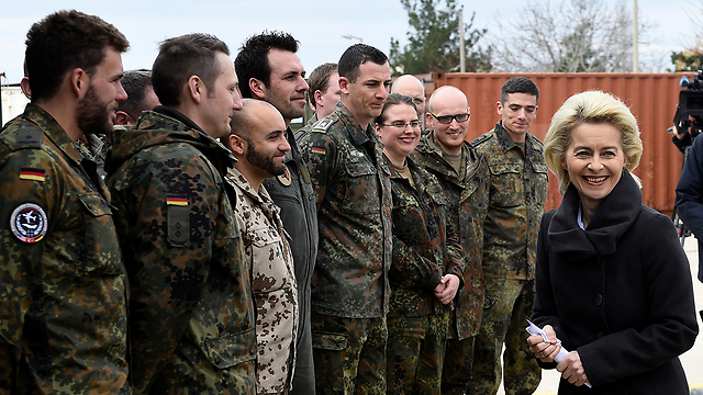 שרת ההגנה של גרמניה אורסולה פון דר ליין מבקרת את חייליה בבסיס חיל האוויר הטורקי אינצ'רליק (צילום: רויטרס) (צילום: רויטרס)