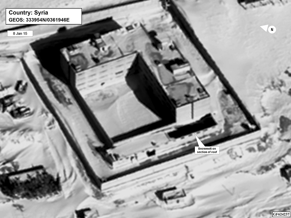 תמונת לווין מ-15 בינואר 2015. לפי מחלקת המדינה בניינים סמוכים לגג שמסומן בחץ היו מכוסים בשלג, והעובדה שהשלג שהיה עליו נמס מעידה על כך שהמבנה היה חם במידה משמעותית (צילום: AP) (צילום: AP)