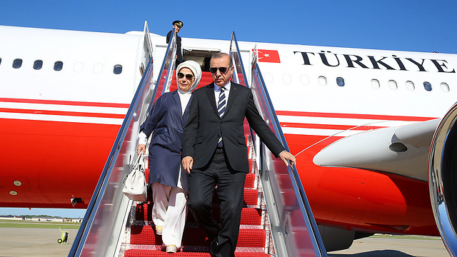 נשיא טורקיה ורעייתו אמין נוחתים בוושינגטון (צילום: רויטרס) (צילום: רויטרס)