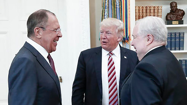 טראמפ, שר החוץ הרוסי לברוב (שמאל) והשגריר הרוסי סרגיי קיסיליאק בחדר הסגלגל במאי 2017 (צילום: EPA) (צילום: EPA)