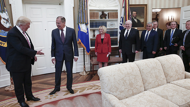 טראמפ בבית הלבן, עם הבכירים הרוסים (צילום: MCT) (צילום: MCT)