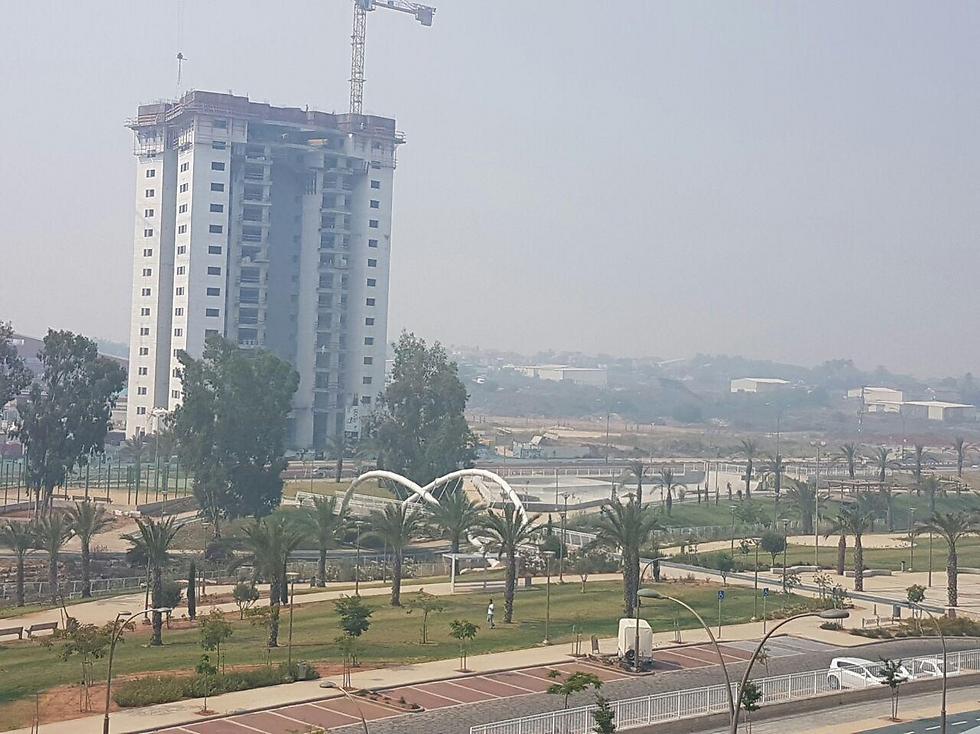 עיריית יבנה: מקור הריח - בשריפה באזור אשדוד ()