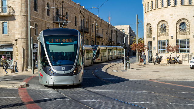 "הנוסע הרביץ לפקחים? אנחנו תקפנו אותו!". הרכבת הקלה בירושלים (צילום: shutterstock) (צילום: shutterstock)