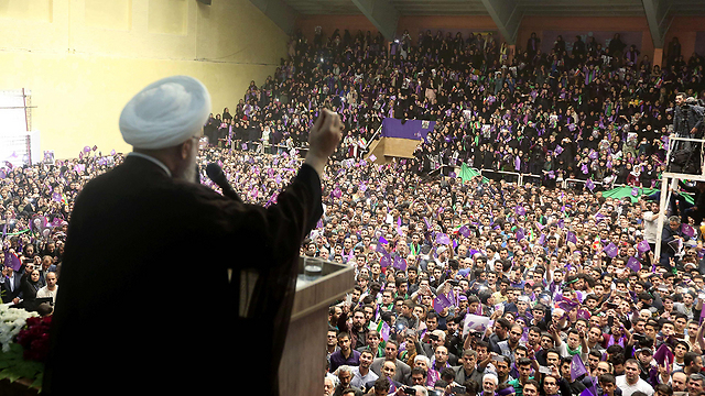 רוחאני בעצרת תמיכה בו. ייתכן שיזדקק לסיבוב שני (צילום: AFP) (צילום: AFP)