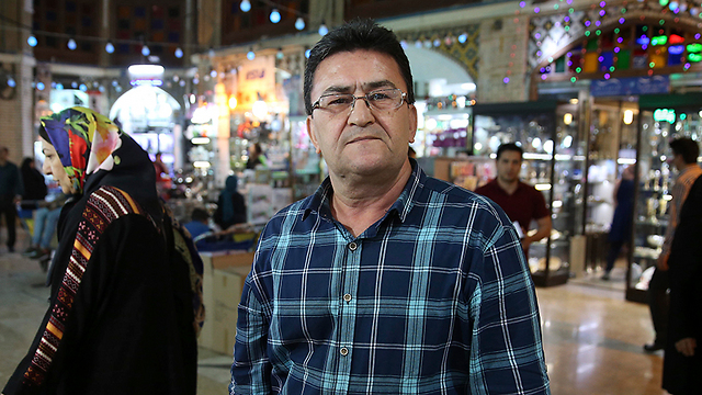 "אנשים כאן מתקשים להתפרנס". עבאס בחטאס, סוכן מכירות של מוצרי מטבח (צילום: AP) (צילום: AP)
