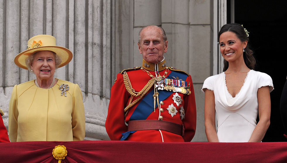 לא חייבת להיות נסיכה בשביל להתלבש כמו אחת. פיפה מידלטון עם הנסיך פיליפ והמלכה אליזבת השנייה, 2011 (צילום: Gettyimages)
