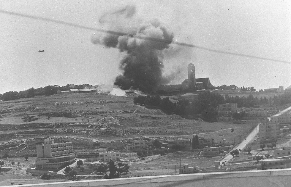 עשן מעל ירושלים ביום הראשון למלחמה (צילום: לע"מ) (צילום: לע