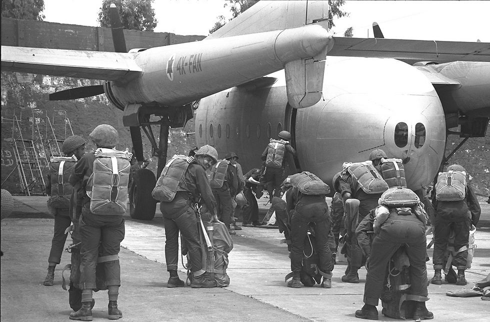 צנחנים עולים למטוס ביום השלישי למלחמה (צילום: יעקב אגור/ לע"מ) (צילום: יעקב אגור/ לע