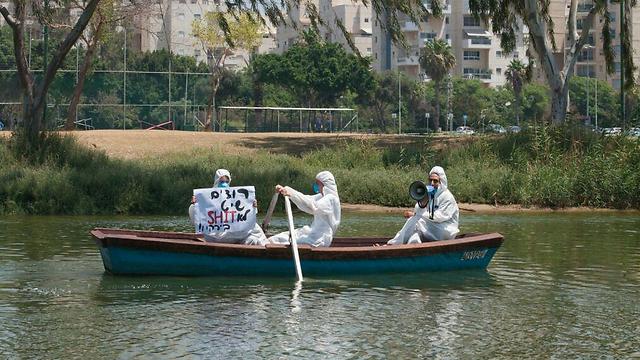 Environmental activists protesting pollution in Yarkon River (Photo courtesy of Zalul NGO)