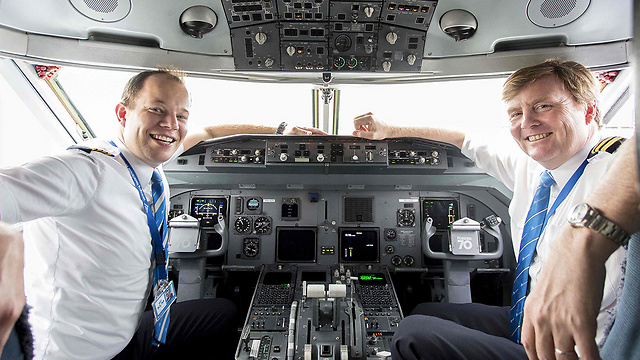 מלך הולנד (מימין) וילם-אלכסנדר כטייס המשנה (צילום: AFP) (צילום: AFP)