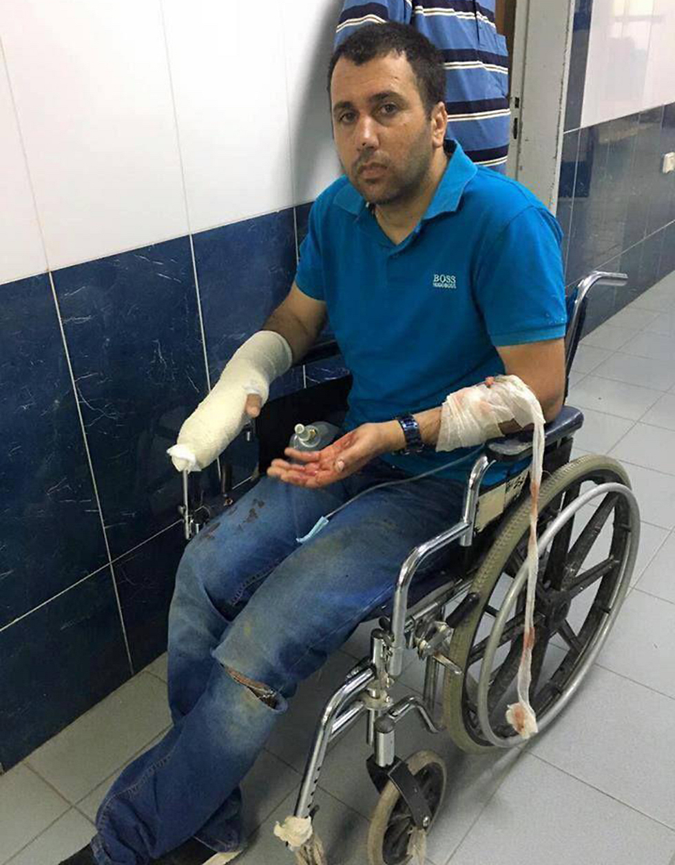 הפלסטיני שנפצע: צלם של סוכנות הידיעות AP ()