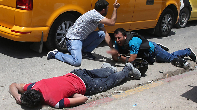 הפלסטיני שנהרג והצלם שנפצע (צילום: AFP) (צילום: AFP)