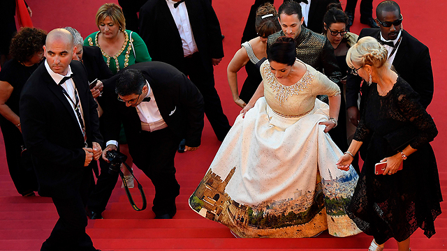 השרה רגב עם שמלת ירושלים של הרמן. סחפה את הרשת (צילום: AFP) (צילום: AFP)