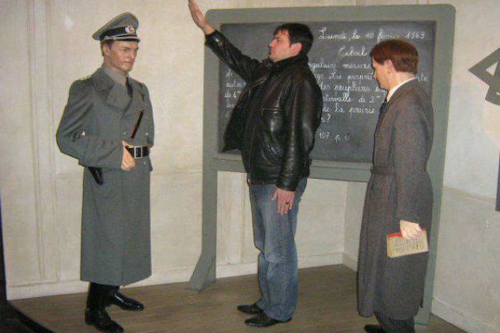 Павел Тенев приветствует восковую фигуру нацистского офицера