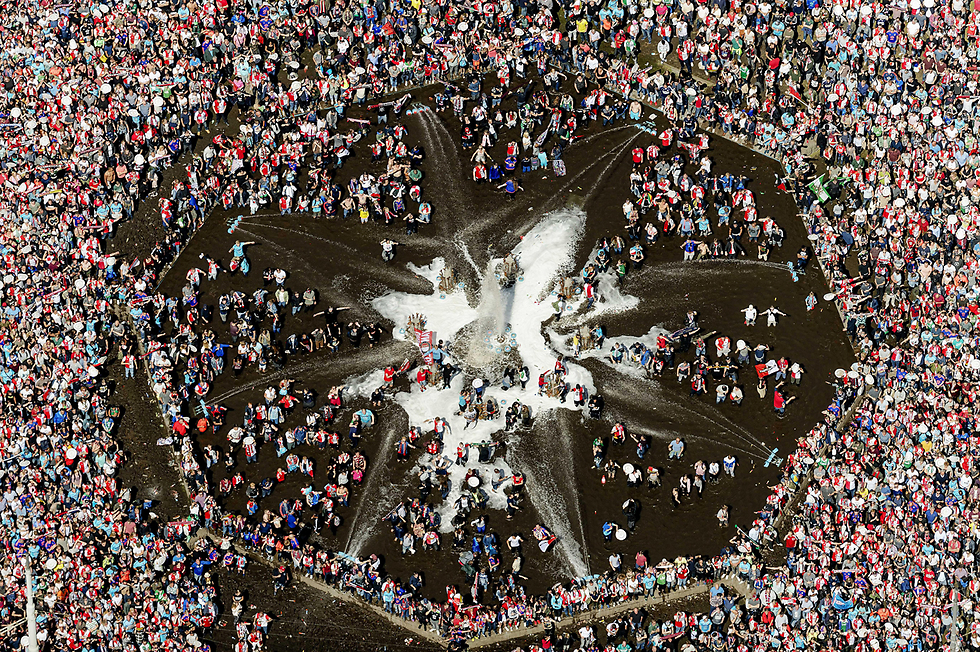 אוהדי פיינורד רוטרדם חוגגים, הולנד (צילום: EPA) (צילום: EPA)