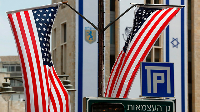דגלי ארה"ב נתלו ברחבי ירושלים  (צילום: AFP) (צילום: AFP)