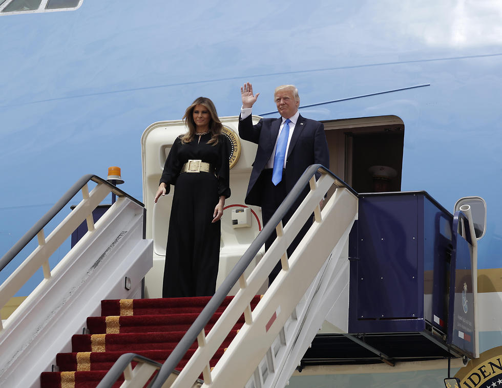 מתחיל את הביקור. דונלד ומלניה טראמפ מגיעים לריאד (צילום: AP) (צילום: AP)