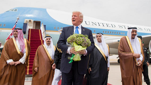 Трамп после приземления в Эр-Рияде. Фото: ЕРА