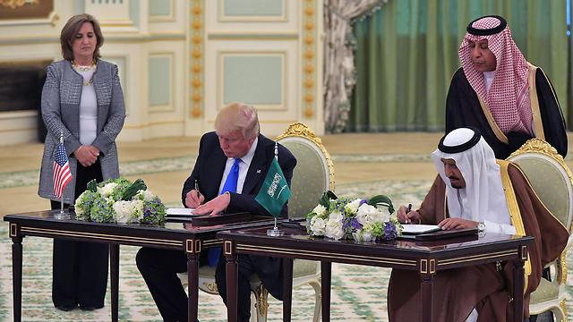 טראמפ ומלך סעודיה חותמים על עסקת הענק (צילום: AFP) (צילום: AFP)