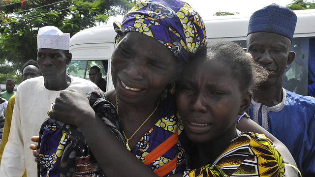 חיבוק לאחת הנערות ששוחררו מאימת בוקו חראם (צילום: AP) (צילום: AP)