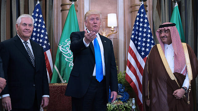 Тиллерсон, Трамп и Аль-Джубейр. Фото: AFP
