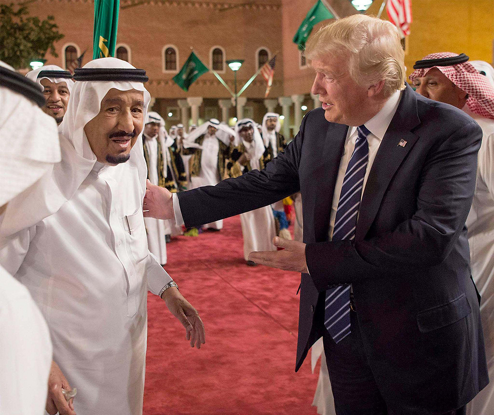 Trump greeted by King Salman upon his arrival in Saudi (Photo: EPA) (צילום: EPA)